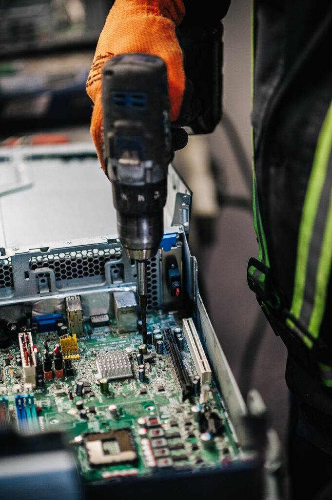 rozkręcanie elementów w fabryce