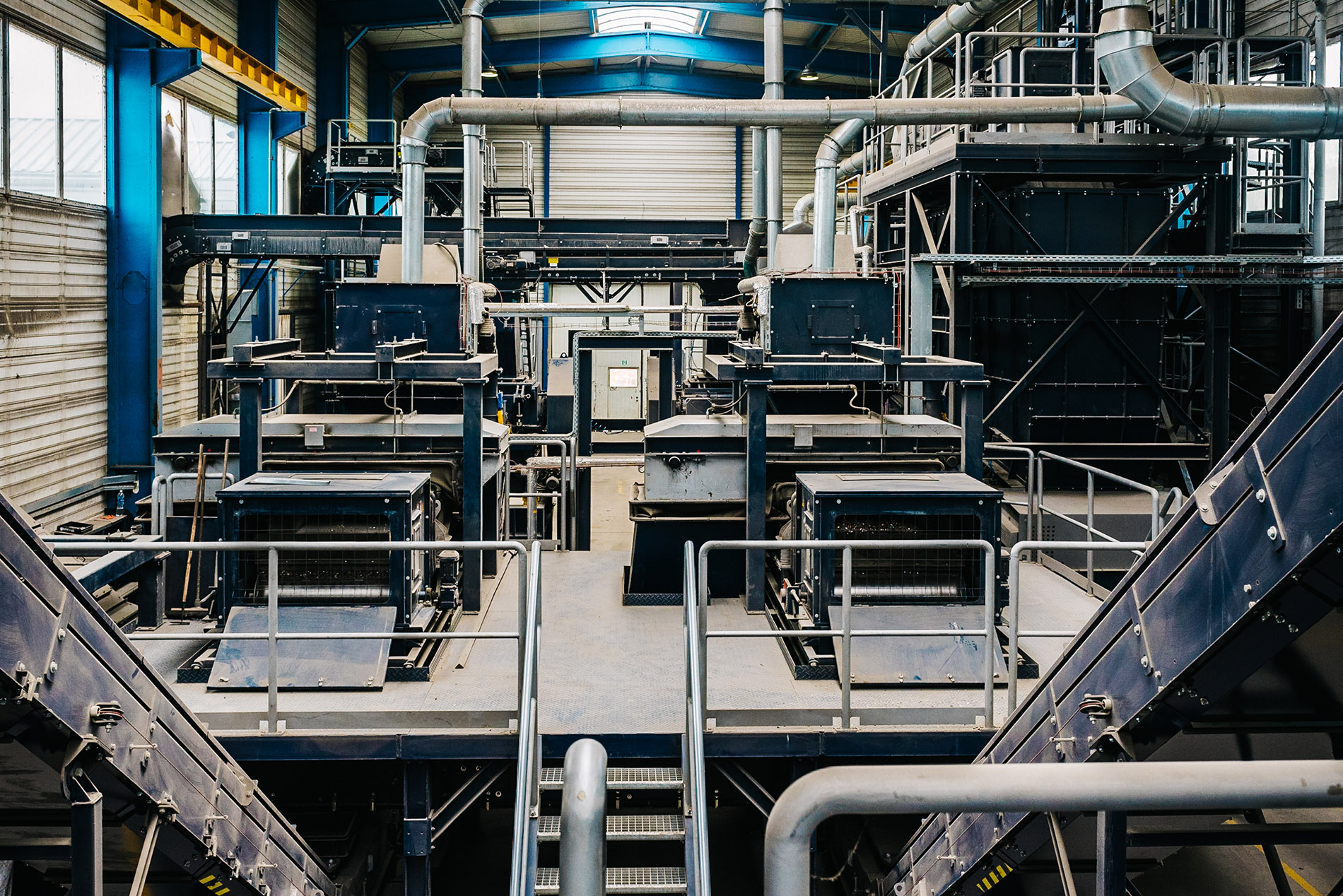 zdjęcia wnętrza hali produkcyjnej